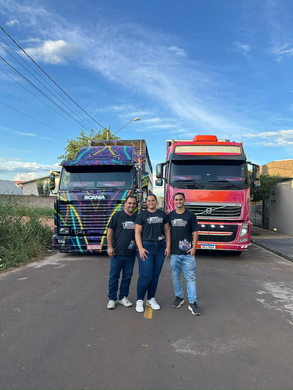 Família Querubin em frente às carretas Evolution e Tornado