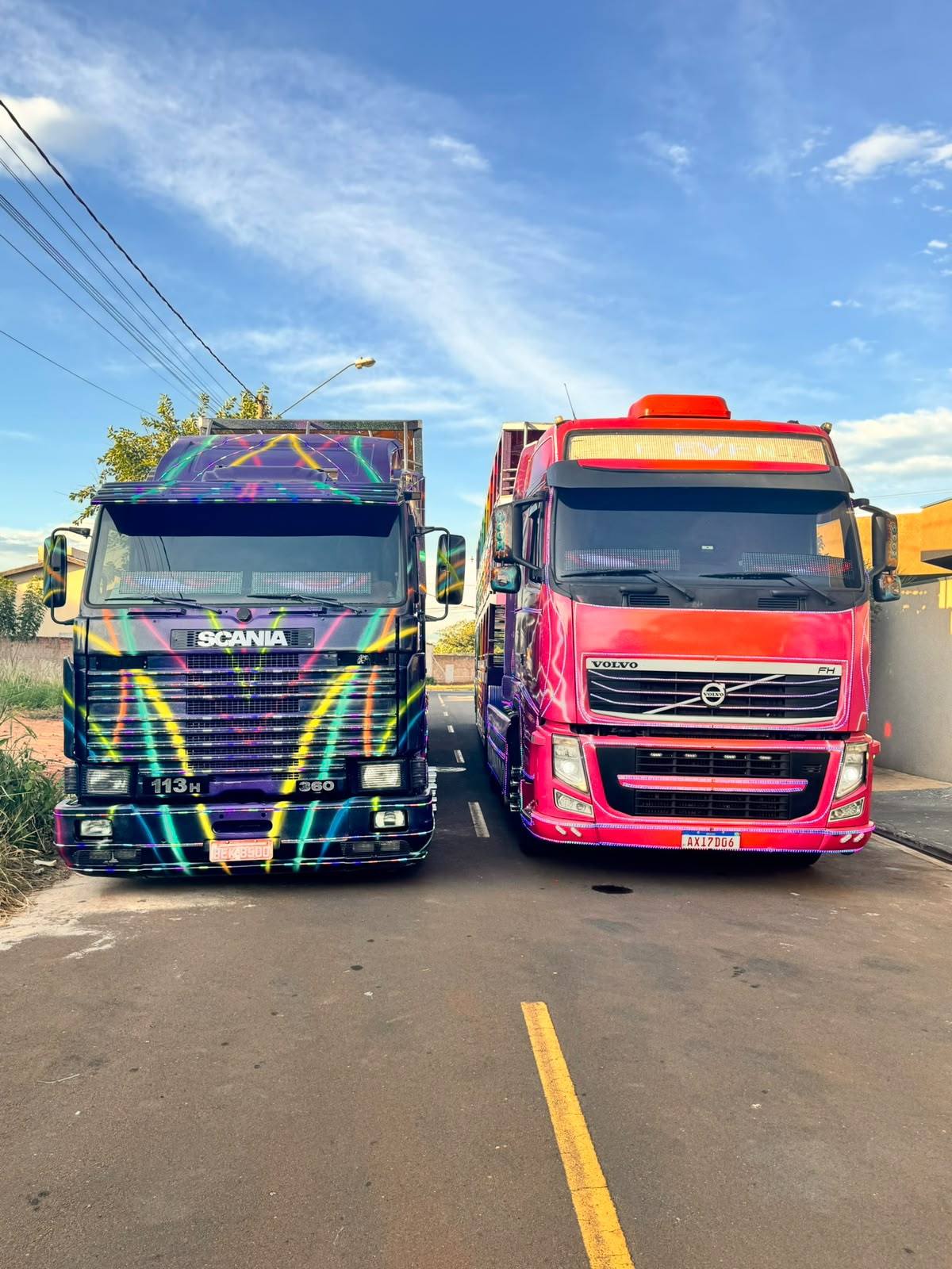 Carretas Scania 113H e Volvo FH lado a lado com luzes neon