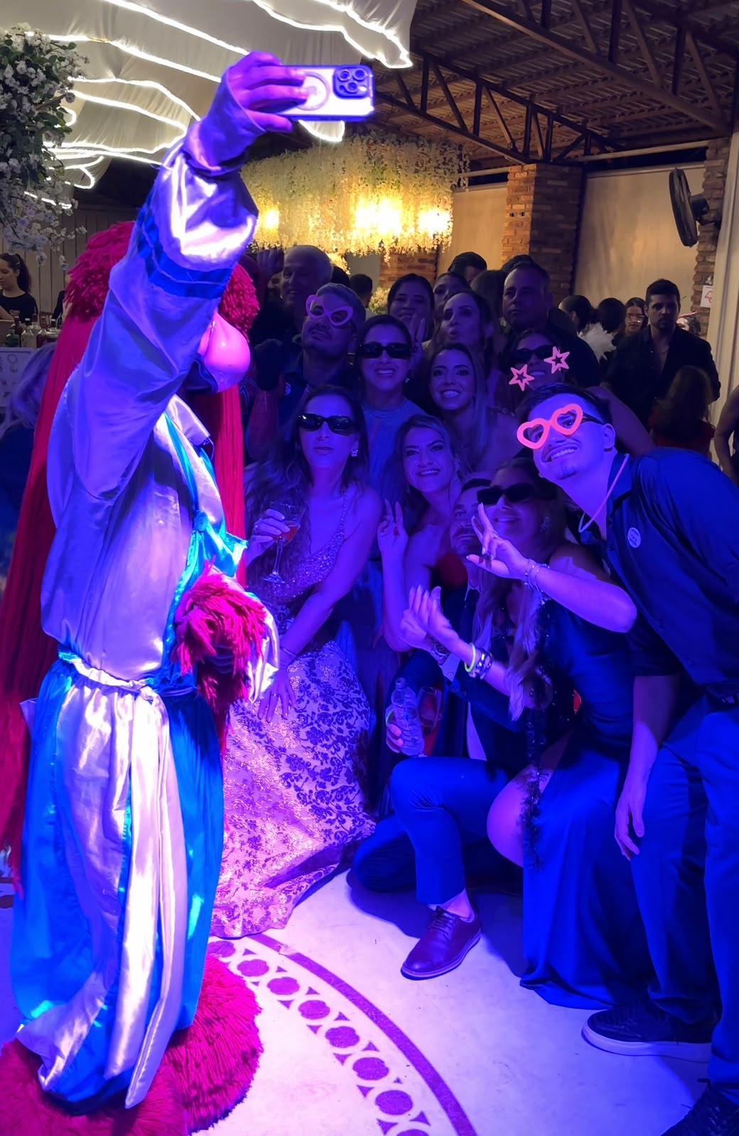 Personagem tirando selfie com convidados em uma festa